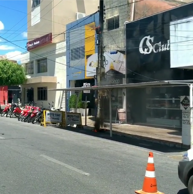 Incêndio é registrado em poste no centro de Patos, ao lado do Banco do Nordeste