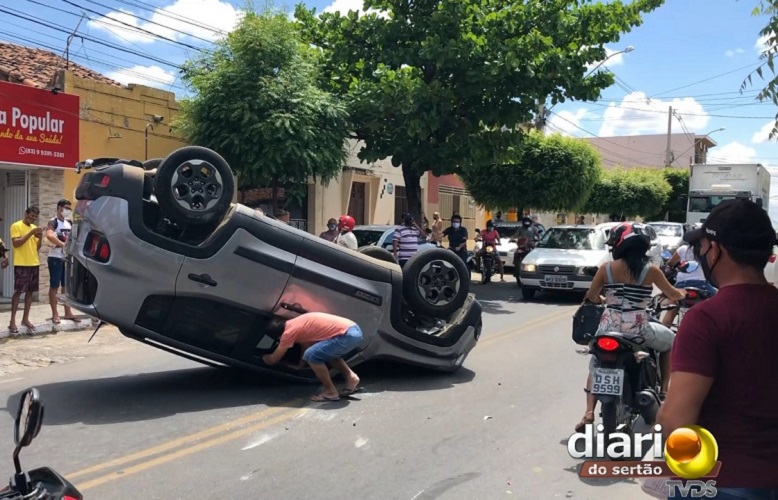 Carro colide com outro veículo estacionado, e tomba no centro de Cajazeiras; a motorista saiu ilesa