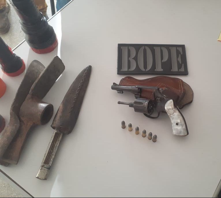 Polícia Militar conduz e prende homem, por porte ilegal de arma de fogo na região de Teixeira