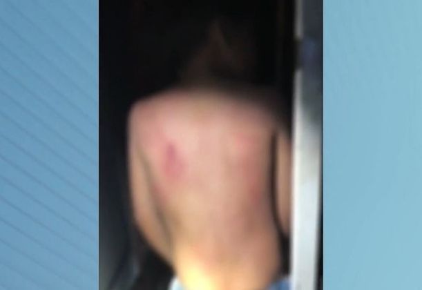 Criança de 8 anos é espancada pela mãe com carregador de celular, na Paraíba; mulher foi conduzida à delegacia