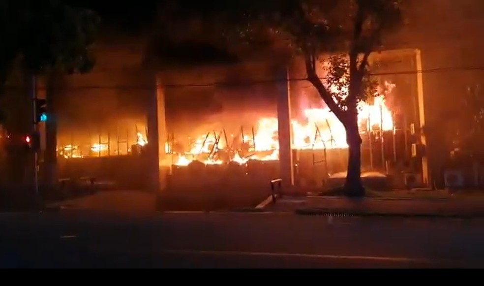 Incêndio atinge sede do Tribunal de Justiça do Ceará, e prédio é interditado