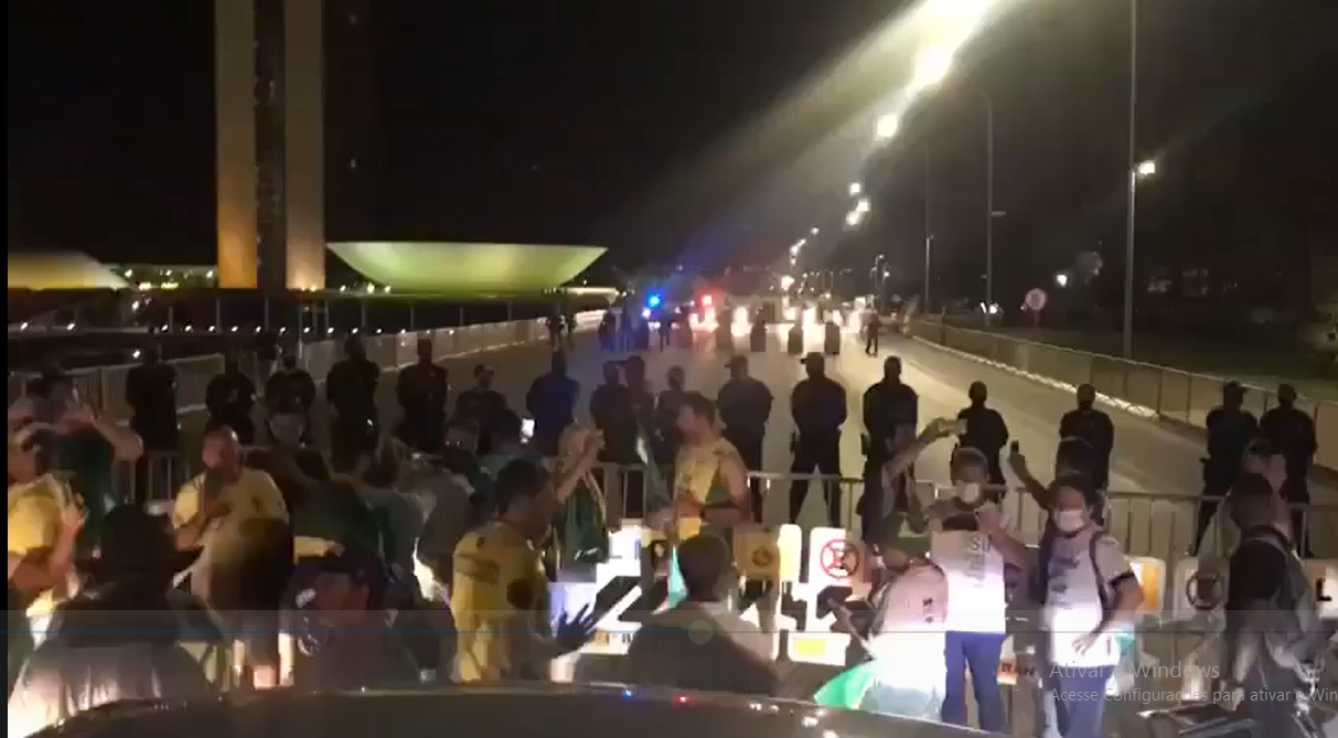 Momento histórico: Povo invade Brasília e pede liberdade e transparência. Capital federal está praticamente tomada. Veja o vídeo