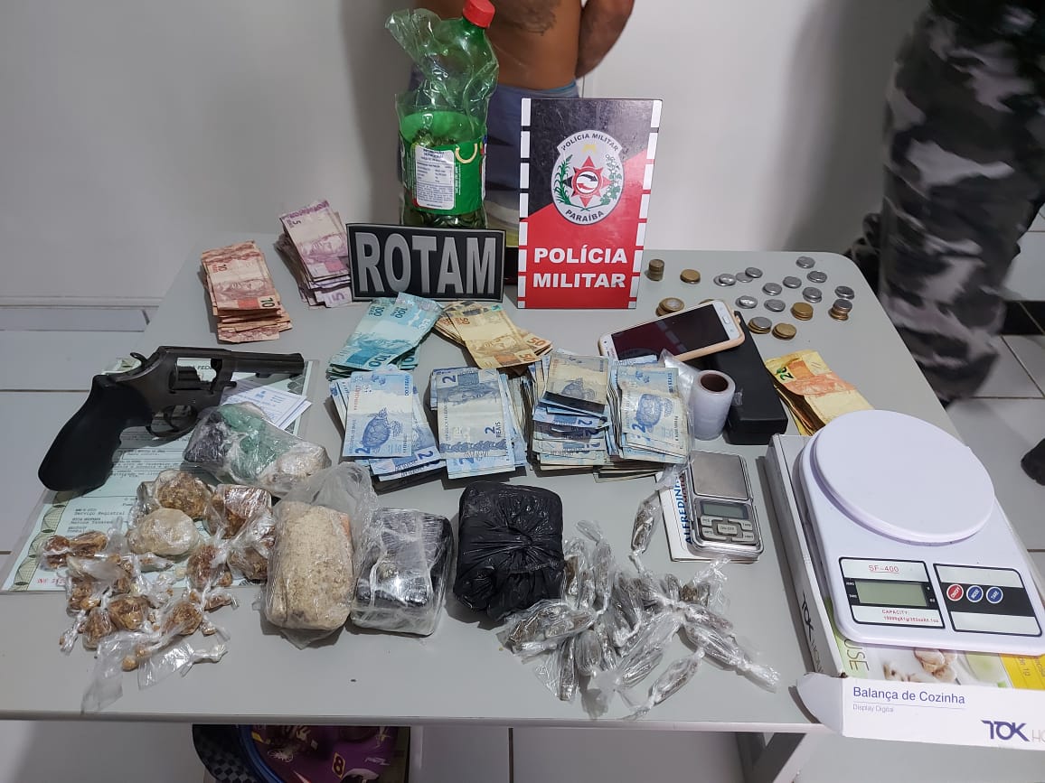 Polícia Militar prende suspeitos e apreende arma, drogas, dinheiro e recupera uma motocicleta roubada em Patos