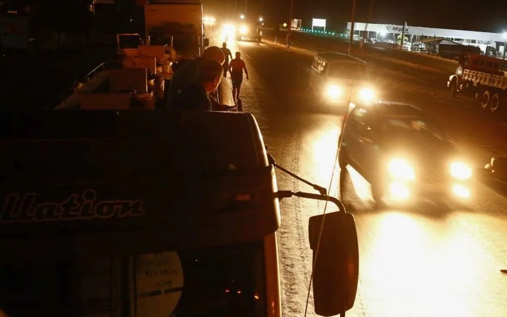 Caminhoneiros já bloqueiam rodovias federais em 14 estados do Brasil