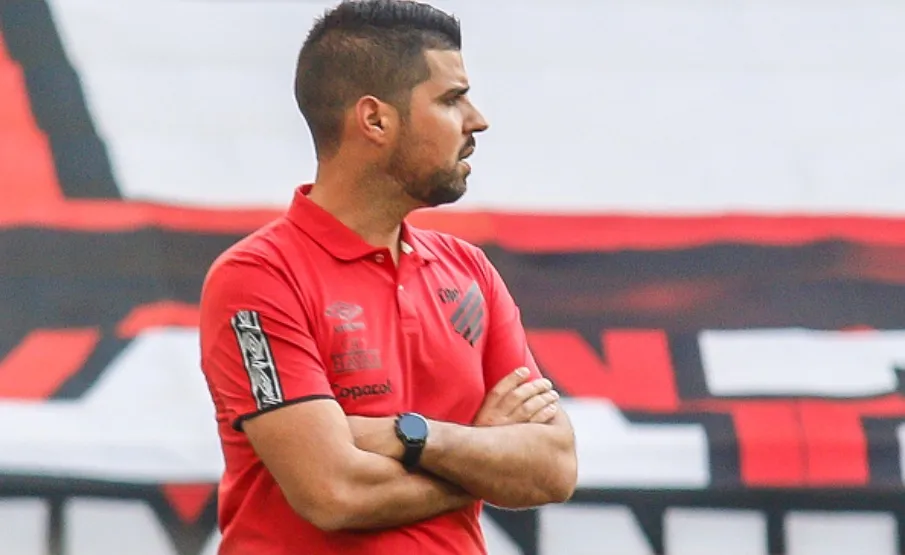 António Oliveira não é mais técnico do Athletico Paranaense