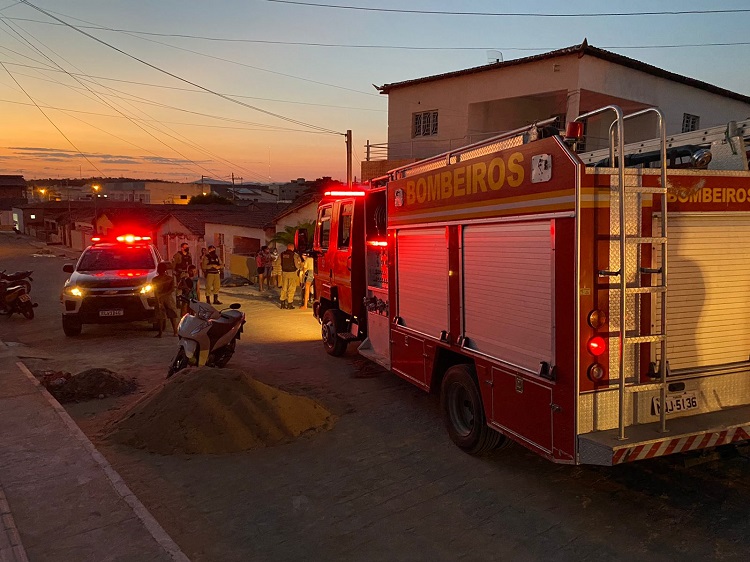 Corpo de Bombeiros é acionado para combater incêndio em residência na cidade de Pombal