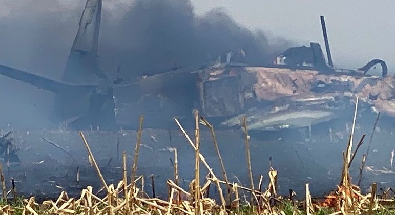 Avião da Força Aérea Brasileira cai em Campo Grande - MS