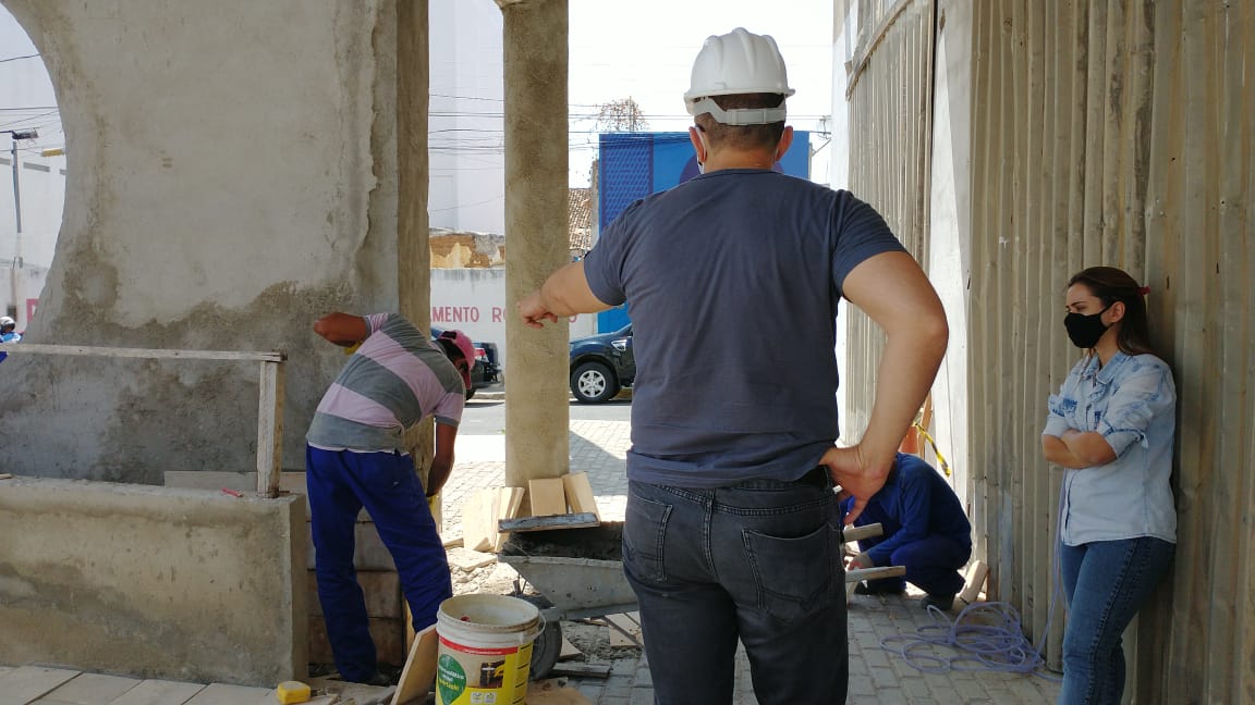 Obras do Teatro Municipal de Patos: Vereador apura denúncia e pede melhor qualidade do piso e revestimento.