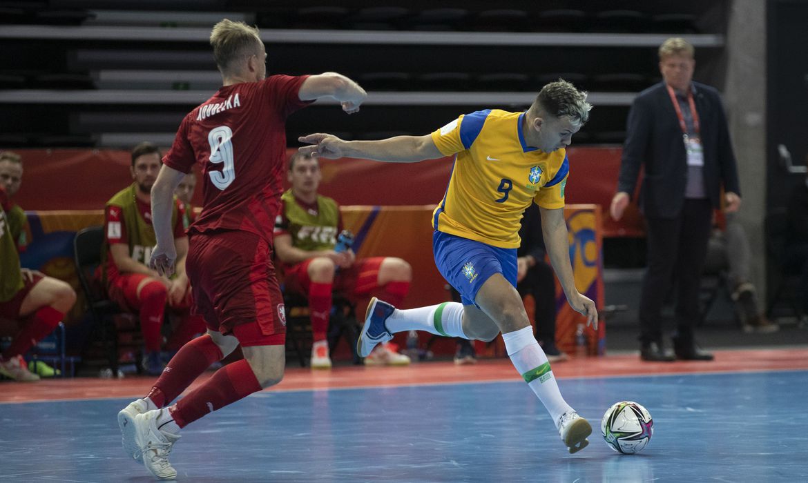 Brasil decide no 2º tempo e vence tchecos na Copa do Mundo de futsal