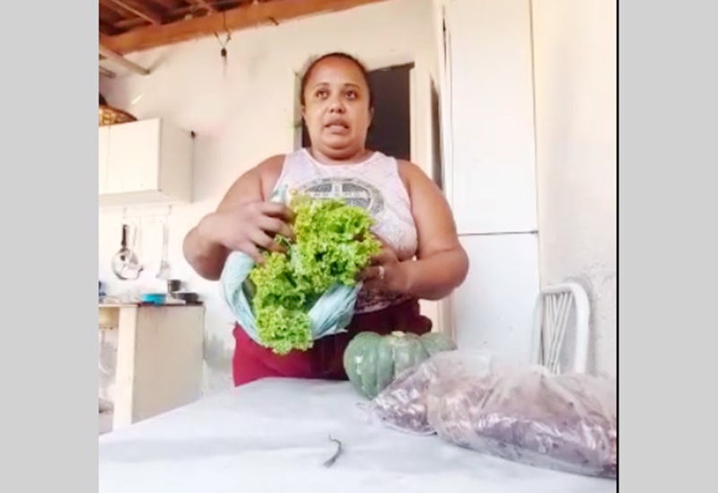 Dona de casa lamenta doações da prefeitura: “esperamos 6 meses para receber uma alface, que custa 1 real”. Secretária responde. Veja