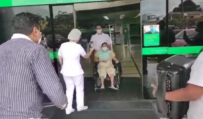 Viúva de Pinto do Acordeon recebe alta após tratamento da Covid-19 e é recepcionada com forró, na Paraíba