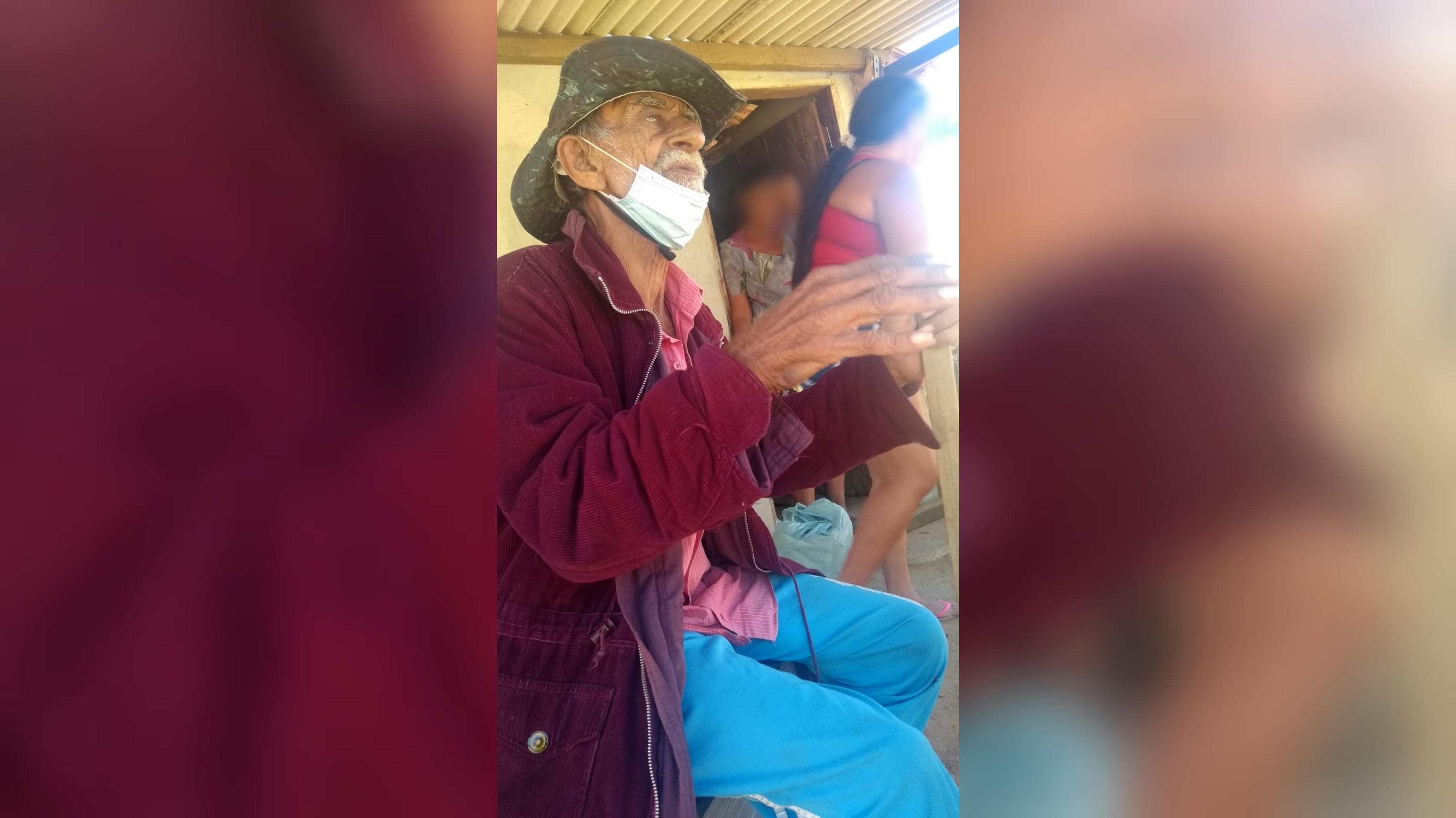 Senhor de 65 anos está sentindo fortes dores no estômago e pede ajuda para realizar exames solicitados pelo médico