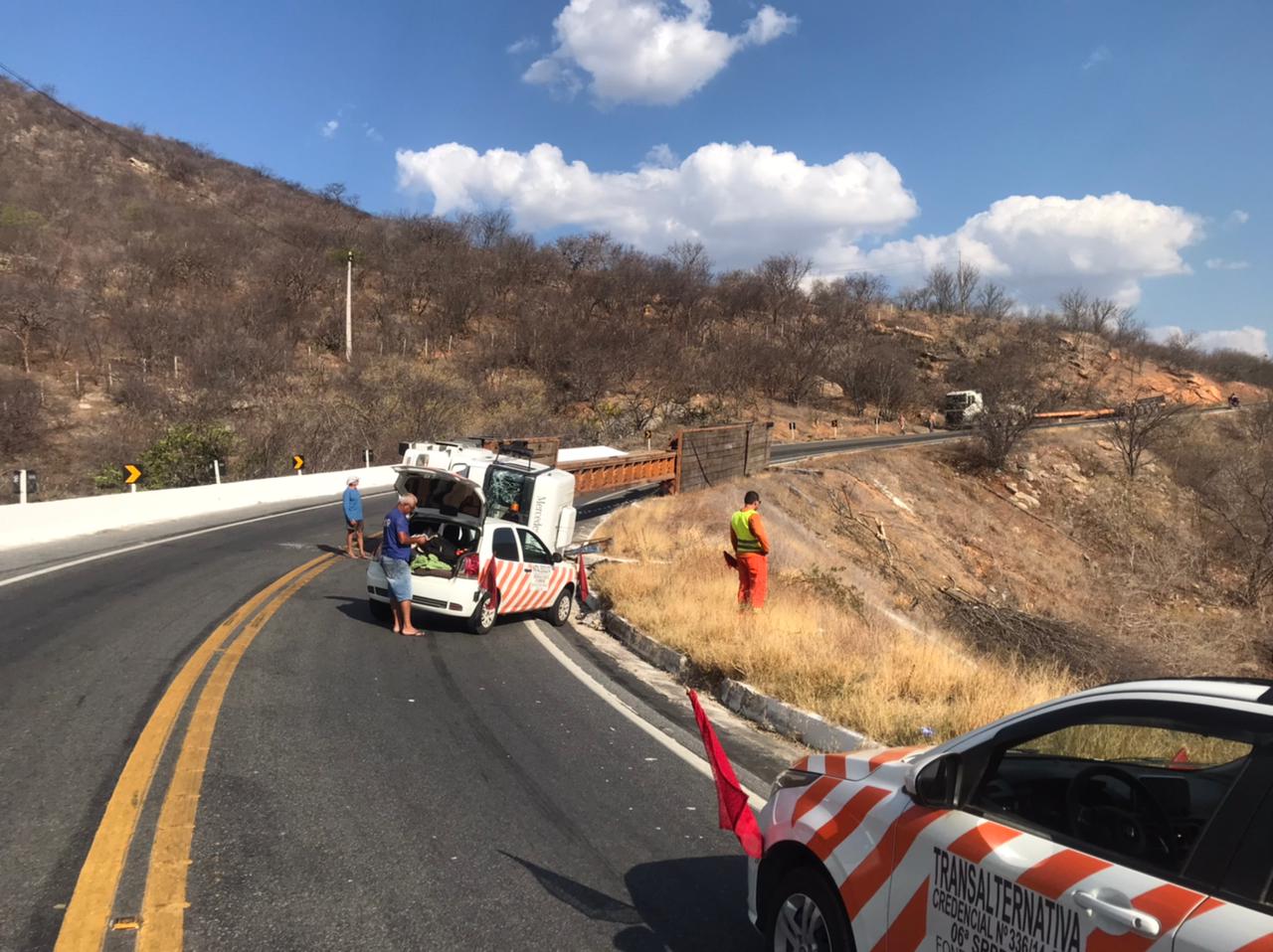 PRF divulga detalhes do acidente com caminhão transportando pá eólica. Rodovia está parcialmente interditada na Serra de Santa Luzia