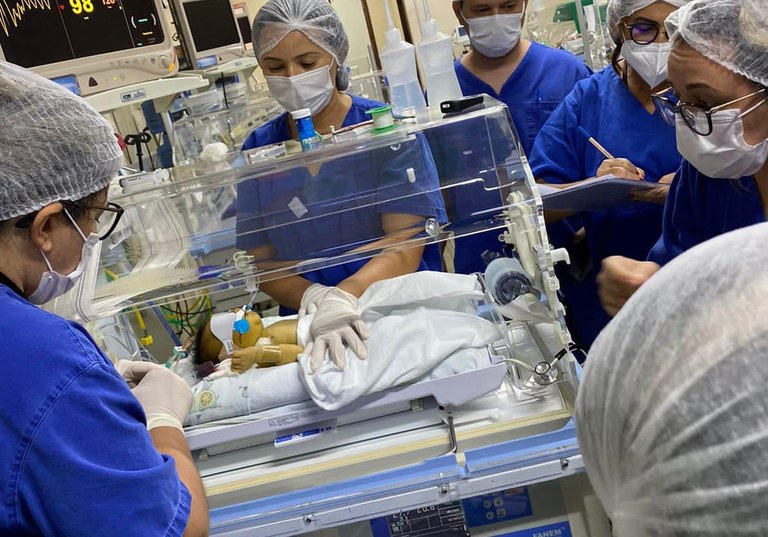 Com procedimento inédito na unidade, equipe da Maternidade Dr. Peregrino Filho salva vida de recém-nascido