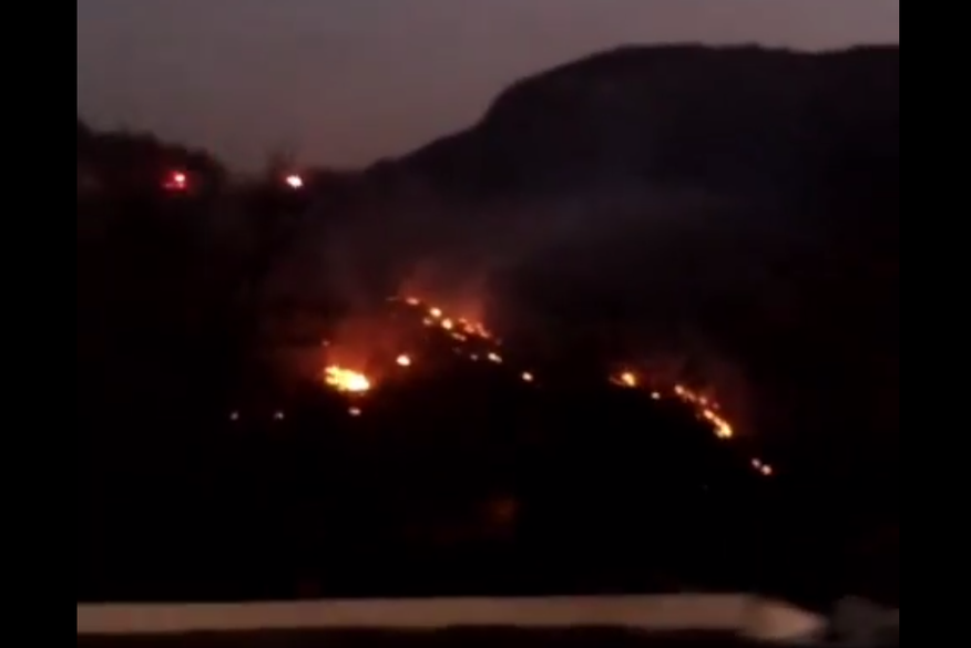 Acidente com caminhão transportando pá heólica gerou incêndio em mata na Serra de Santa Luzia