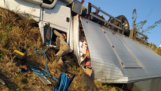 Caminhão capota e homem morre após passar horas preso nas ferragens, na Paraíba