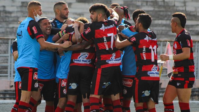 Após novo empate com o Sergipe, nos pênaltis, Mauro Iguatu pega dois e converte a cobrança para classificar o Campinense