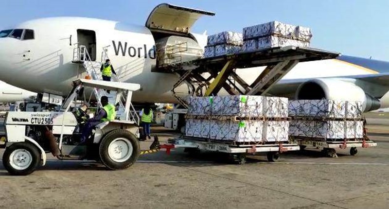 Lote de 1,14 milhão de vacinas da Pfizer chega ao Brasil neste domingo (19)