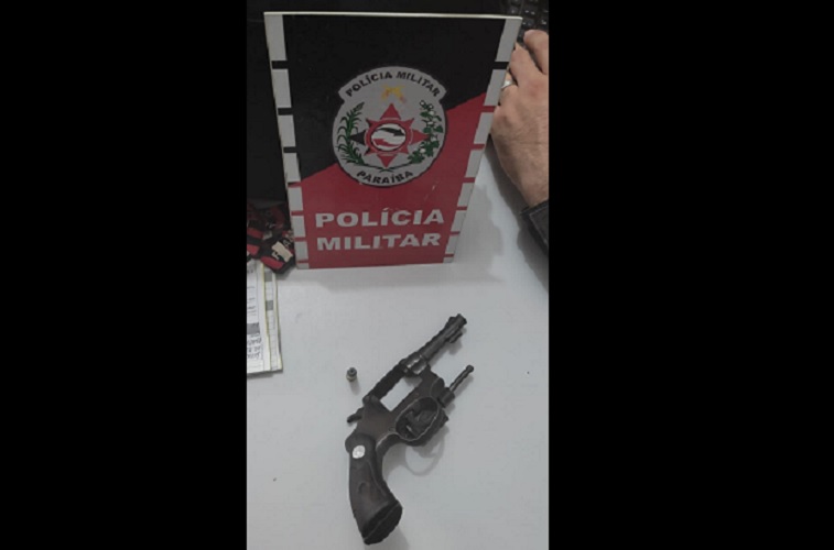 Polícia prende três homens e apreende uma arma de fogo na BR-230, no Sertão da Paraíba