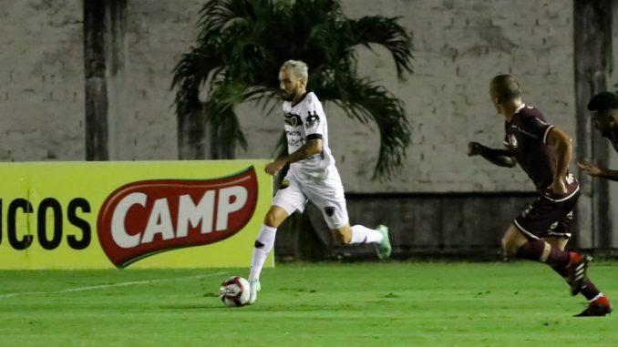 Welton Felipe decide, Botafogo-PB volta a vencer, fica perto da vaga