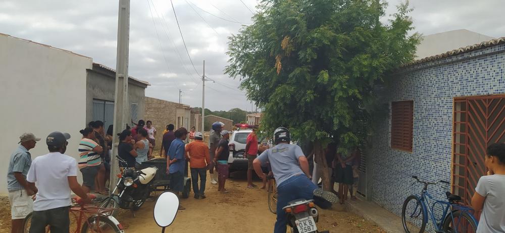 Mulher é encontrada morta com golpes de faca dentro de casa, em Taperoá
