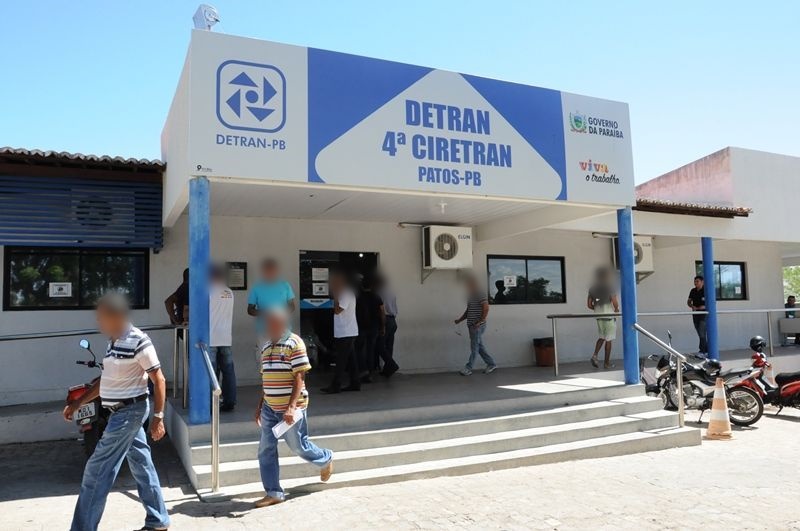 Exigência do passaporte da vacina na 4ª Ciretran em Patos gera princípio de confusão nesta quinta-feira (23). No Banco do Brasil, comerciante também fica chateado. Ouça