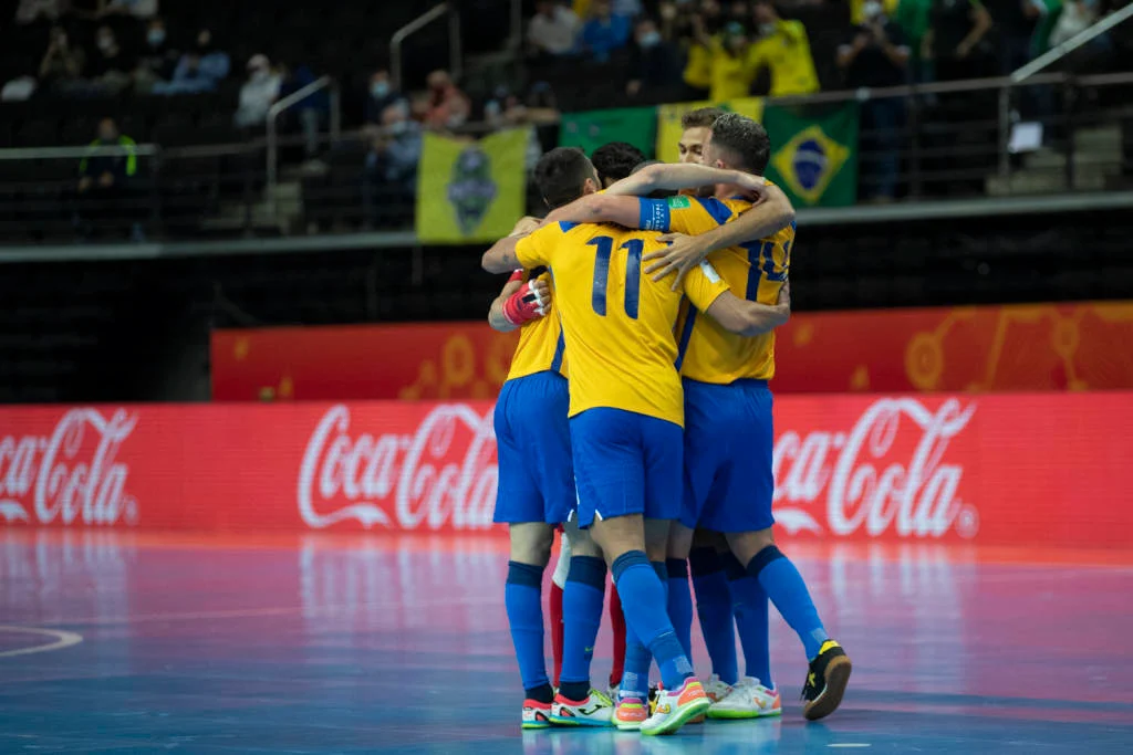 Brasil sofre, mas bate o Japão de virada e avança às quartas da Copa do Mundo de futsal
