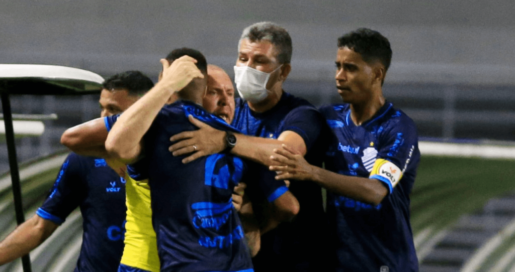 Com torcida e falha de goleiro, Azulão quebra 100% do Fogão no segundo turno e sobe para oitavo