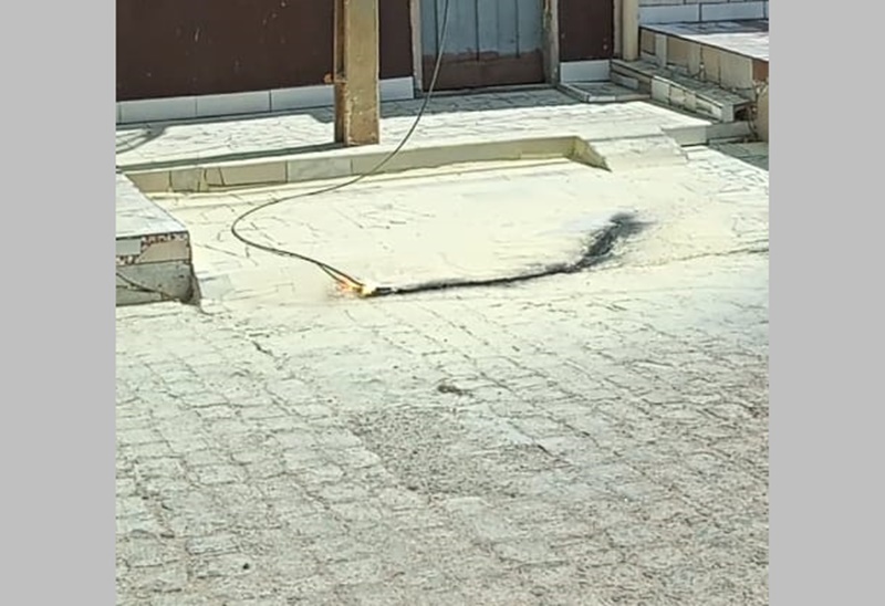 Em Patos: Caminhão derruba fio de energia que pega fogo e fica no meio da rua. População pede a presença urgente da Energisa. Veja