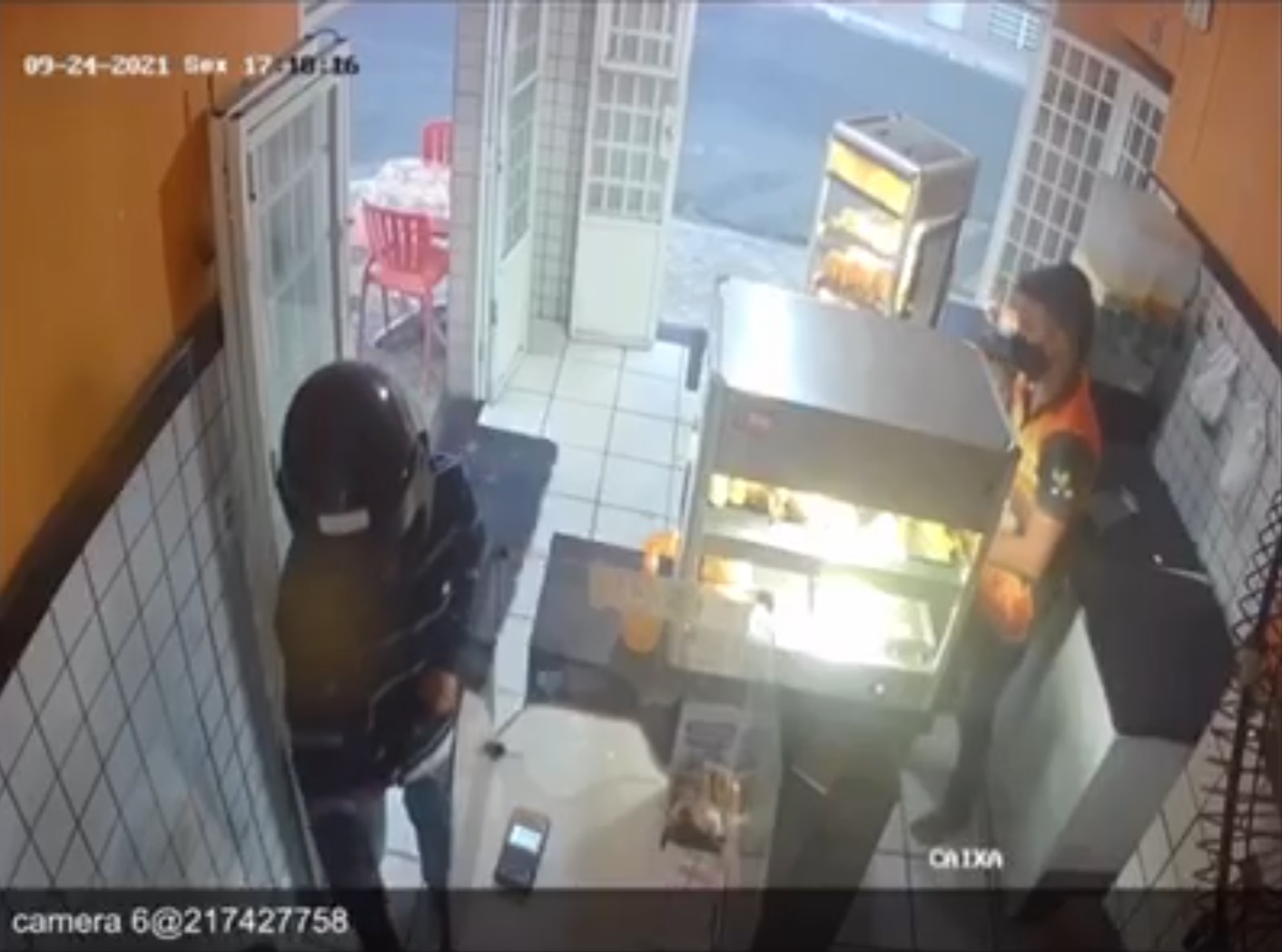 Homem armado assalta lanchonete no fim da tarde desta sexta-feira (24) em Patos. Veja as imagens