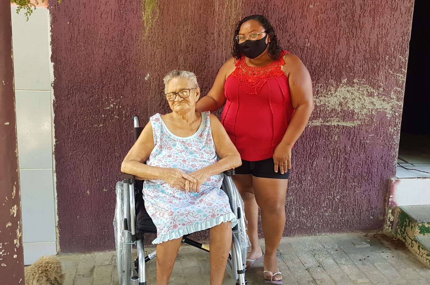 Hospital Day, Rádio Universidade e grupo Saudental entregam mais uma cadeira de rodas em Patos