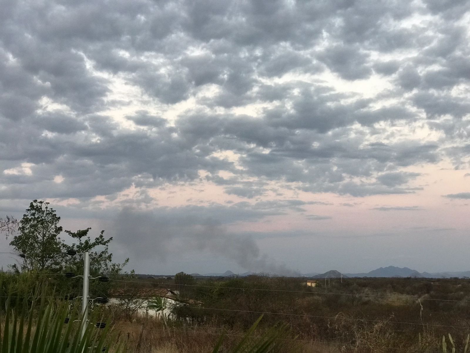 Lixão de Patos volta a queimar e a população se preocupa. Bombeiros já foram acionados. Veja o vídeo das chamas no local