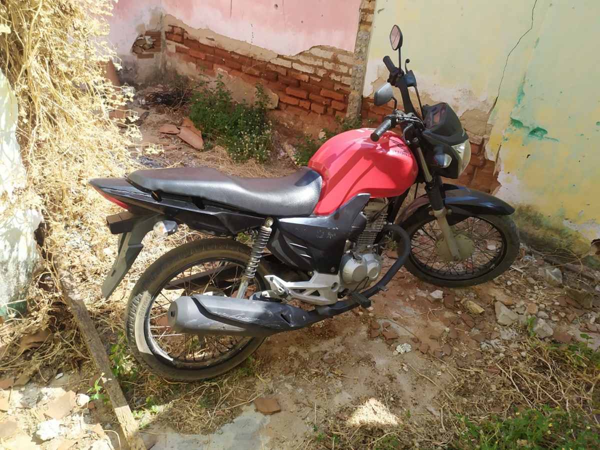 Polícia Militar recupera em Patos, motocicleta com restrição de roubo/furto