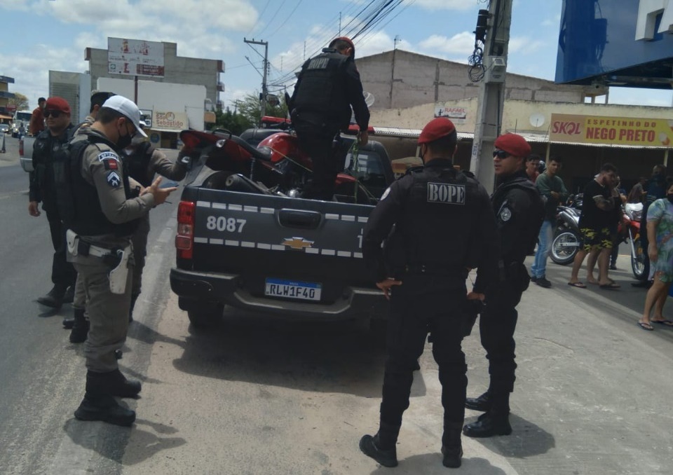 Dois homens são flagrados pela PM ao tentar assaltar farmácia em Patos; com eles a polícia apreendeu dois revólveres