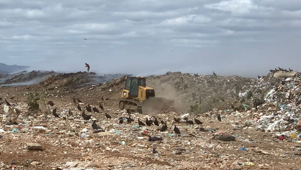 Força-tarefa intensifica nesta segunda (27) trabalhos no lixão e fogo já se encontra sob controle