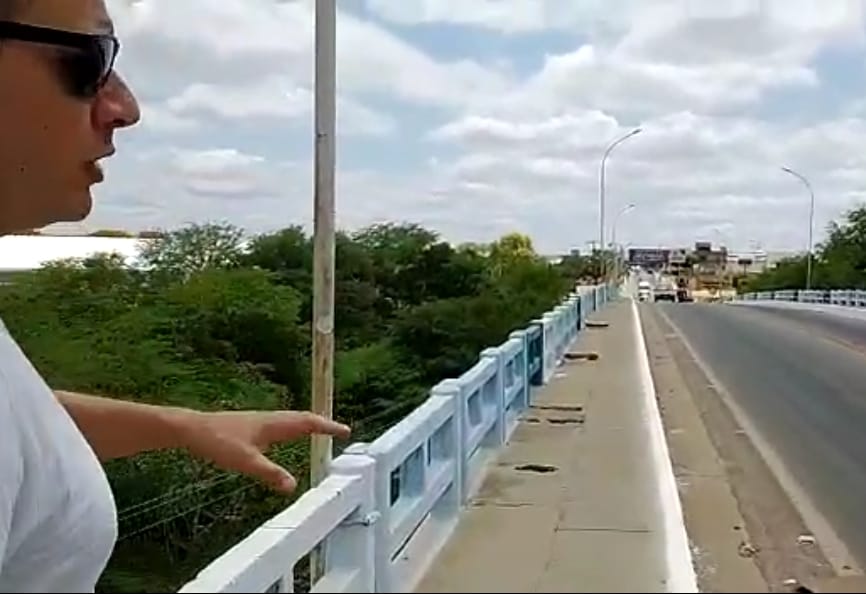 Na ponte do Rivaldão: Buracos põem pedestres em risco de vida.