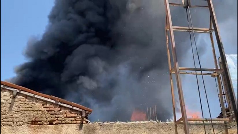 Incêndio de grandes proporções é registrado em depósito de material reciclável, em Pombal