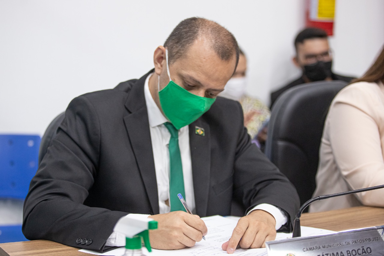 Vereador crítica projeto do Executivo e diz que o mesmo penaliza servidores municipais