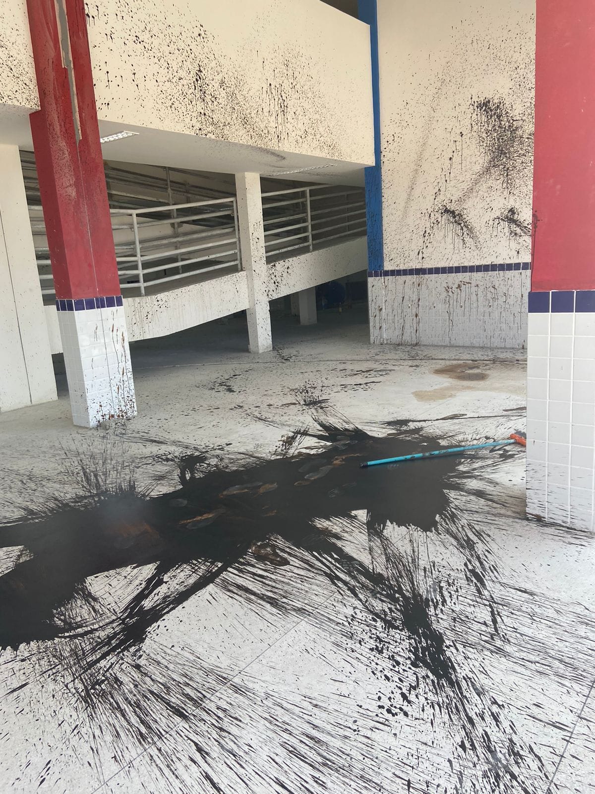 Escola da cidade de Emas é invadida por vândalos que deixam rastro de destruição