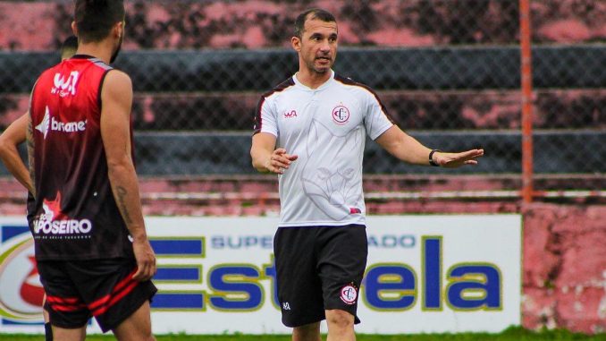 Com dois desfalques, Ranielle Ribeiro descarta outras alterações no Campinense em decisão