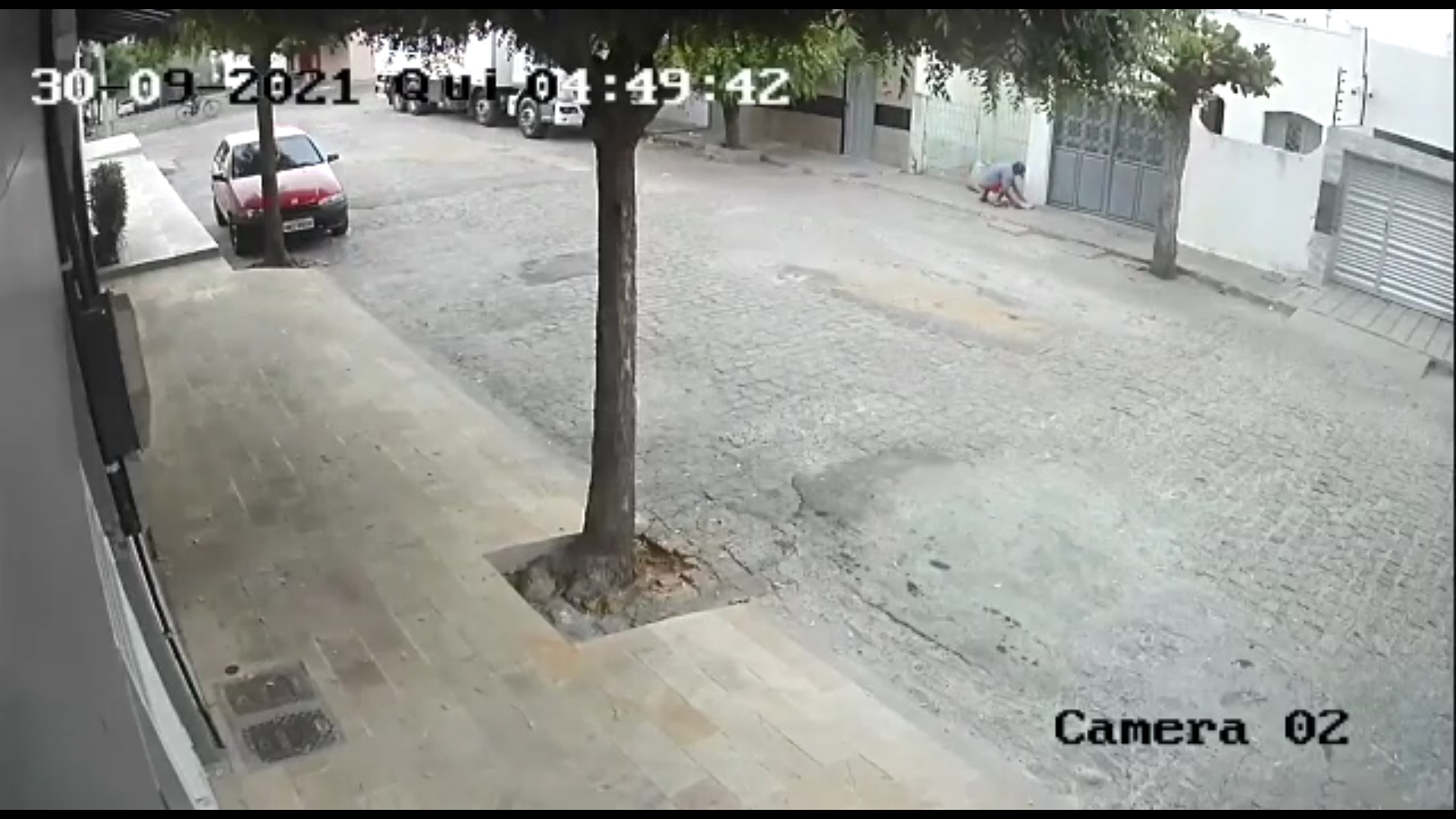 Câmeras flagram homem furtando contador de água no bairro Maternidade, em Patos; veja