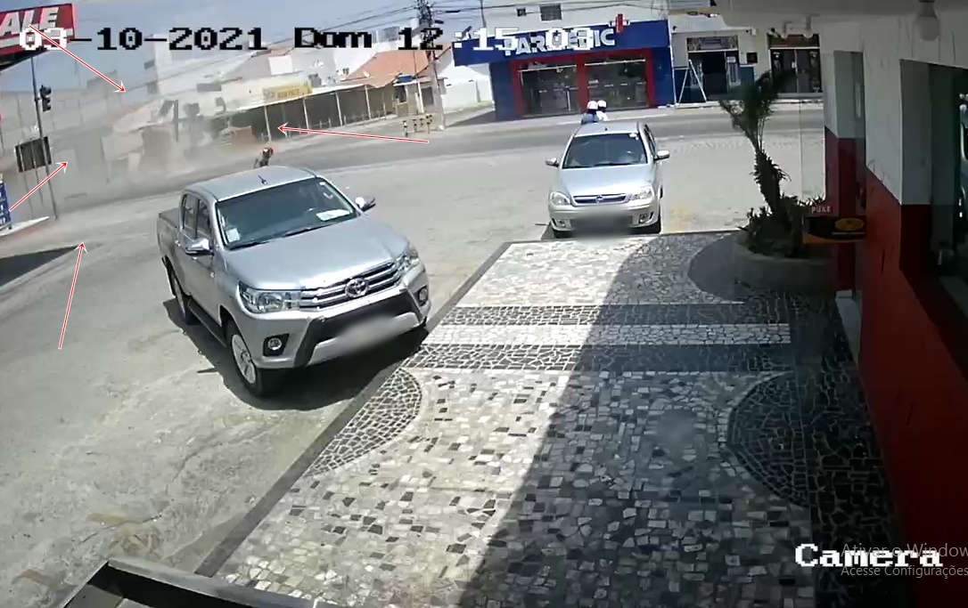 Vídeo mostra vento forte destruindo cobertura de estabelecimento comercial em Patos na tarde deste domingo (03). Veja