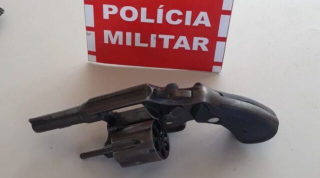 Homem é conduzido à delegacia por porte ilegal de arma de fogo, em Patos