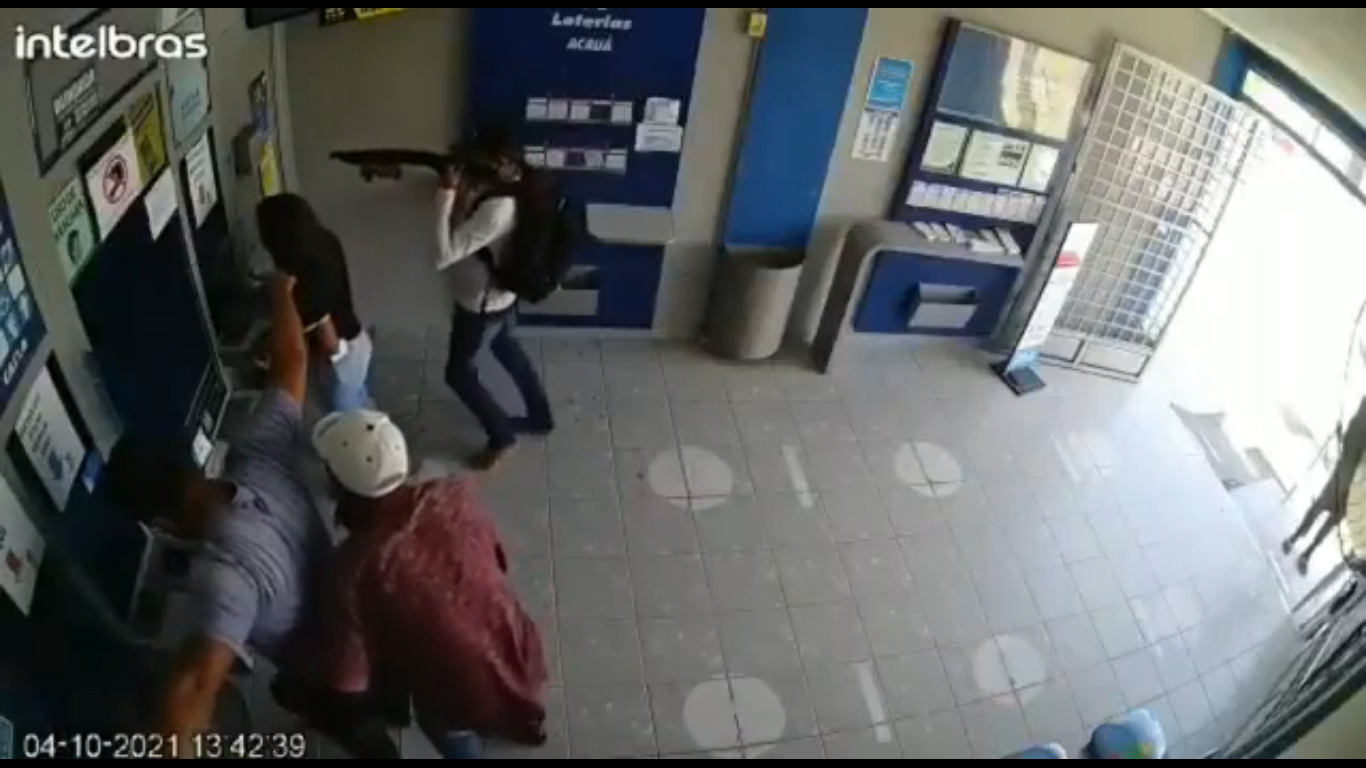 Bandidos fortemente armados rendem clientes e tentam roubar casa lotérica no sertão da Paraíba; Veja as imagens
