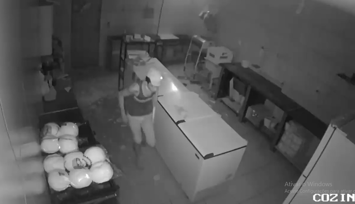 Câmeras registram arrombamento de lanchonete durante a madrugada desta terça-feira (05) no Bairro Jatobá em Patos. Veja