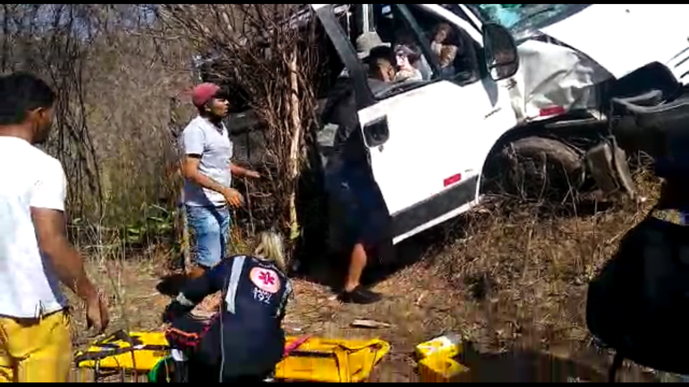 Vídeo mostra resgate de vítima após acidente com Van de Passageiro entre as cidades de Maturéia e Imaculada. Veja