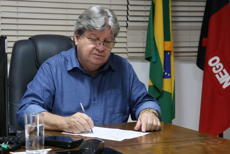 João Azevêdo inspeciona obras na região de Patos e participa de solenidade de implantação de usinas solares