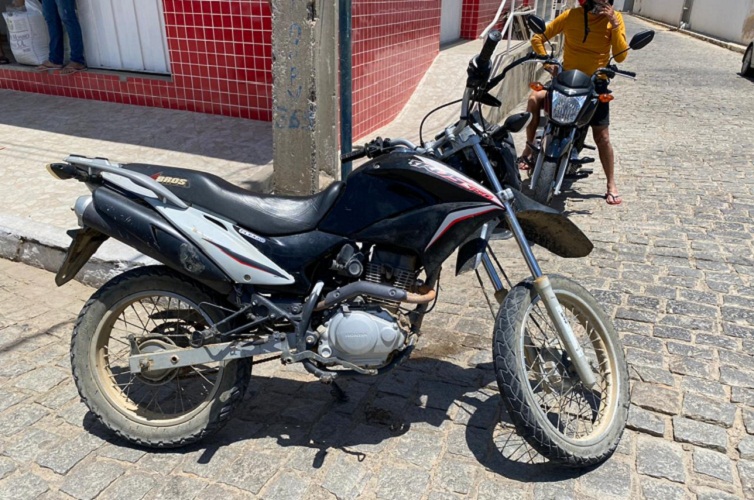 Bandidos assaltam mercadinho e na fuga se envolvem em acidente, na cidade de Pombal