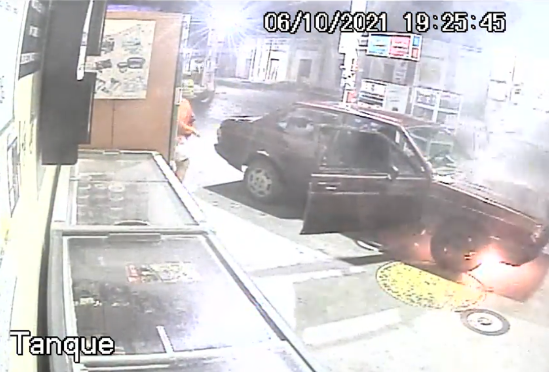 Susto: Carro pega fogo em posto de combustíveis na cidade de Cuité-PB