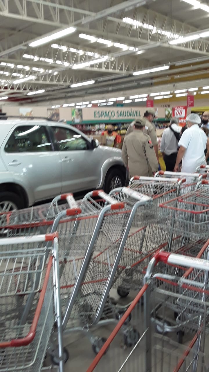 Motorista perde controle de carro e invade o Hiper Queiroz, em Patos; uma pessoa ficou ferida - Veja o vídeo